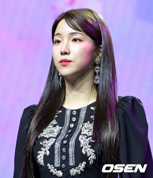 On the afternoon of the 3rd, a showcase was held at Blue Square in Yongsan-gu, Seoul to commemorate the release of LABOUMs mini album BLOSSOM.The new album includes four songs, including the title song Kiss Kiss, How Good Is It, Its the Same, and Love On You.In particular, Soyeon and Ahn Sol-bin participated in writing and composing, and they filled up a lyrical mood.LABOUM Certificate is greeting us. 2021.11.03