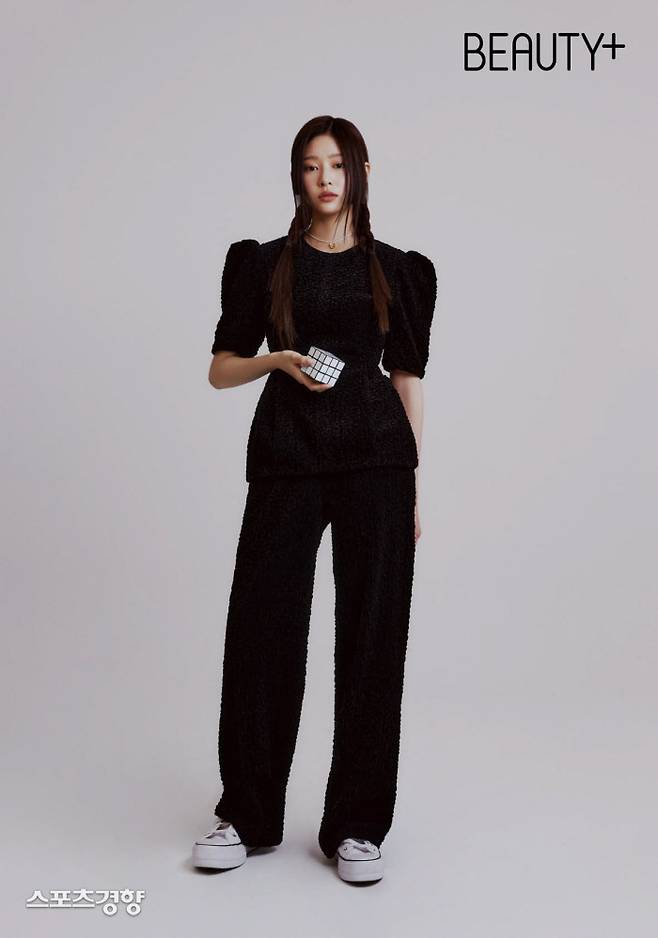 Kim Min-joo from girl group IZ*ONE showed off her innocence through the picture.Kim Min-joo, who appeared in a fashion magazine picture released on March 3, showed a sense of atmosphere goddess with a unique hipe cut and a variety of charms ranging from black atmosphere to ribbon-out shirts.Especially, every time I pressed the Camera shutter, many staff members praised the sophisticated and innocent appearance.Kim Min-joo, who made his debut with IZ*ONE in 2018 and was loved by his outstanding beauty and polite personality, is a MBC music program show even after IZ*ONE ends its activities!Show! Music Core and MBC entertainment Save Me! hostel show a different charm and meet with fans.Kim Min-joos pure beauty picture, which is expected to be active in the future, can be found on the 11th issue of the fashion magazine Beauty, the official social network service (SNS), and the website.