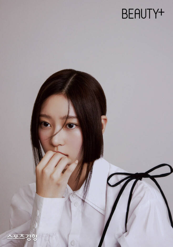 Kim Min-joo from girl group IZ*ONE showed off her innocence through the picture.Kim Min-joo, who appeared in a fashion magazine picture released on March 3, showed a sense of atmosphere goddess with a unique hipe cut and a variety of charms ranging from black atmosphere to ribbon-out shirts.Especially, every time I pressed the Camera shutter, many staff members praised the sophisticated and innocent appearance.Kim Min-joo, who made his debut with IZ*ONE in 2018 and was loved by his outstanding beauty and polite personality, is a MBC music program show even after IZ*ONE ends its activities!Show! Music Core and MBC entertainment Save Me! hostel show a different charm and meet with fans.Kim Min-joos pure beauty picture, which is expected to be active in the future, can be found on the 11th issue of the fashion magazine Beauty, the official social network service (SNS), and the website.