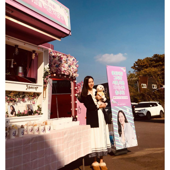 Son Ye-jin said on his instagram on the 3rd, Thank you. Thanks to that, I ate a delicious powder latte, coffee, churros and hot dogs.DC Son Yejin Gallery I love you. The fans who encountered the photos showed various reactions such as Lovely and Pretty.Son Ye-jin starred in JTBCs new drama Thirty-nine. It is a warm-hearted drama about the love, friendship and life of three women and is scheduled to air in 2022.On the other hand, Son Ye-jin has been openly devoted to actor Hyun Bin since January.