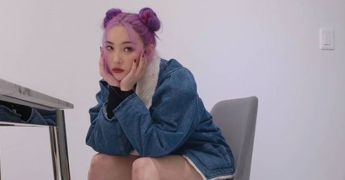 Singer Sunmi showed off her extraordinary charm.On the 2nd, Sunmi posted several photos on his instagram with the phrase Cozy.In the photo, Sunmi showed off her unique fashion sense with her purple-colored Pucci hair.I wore boots that came up to my expressionless face and calf, and I gathered peoples attention with my unique charm.The netizens responded in various ways such as cute, seeing is warm and Puccas head affection.On the other hand, Sunmi has released Sunmi Pop, which is more colorful with its third mini album 1/6 in August, and is actively engaged in various fields such as broadcasting, advertising and fashion.Also, on the 30th, at 2 pm, the first online concert GOOD GIRL GONE MAD will be held, which will show off a special stage production that combines XR technology.