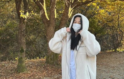 Kang Mina has revealed her cute routine.On the 3rd, Kang Mina posted several photos on his instagram without any phrase.Kang Mina in the photo took a picture of the hooded house, and Kang Mina, who came out to see the maple leaves in the fall, was cute.Above all, Kang Mina attracted the attention of people who showed off their brilliant visuals even without a toilet.Meanwhile, Kang Mina is from Mnet Produce 101 and made her debut as a ball club.