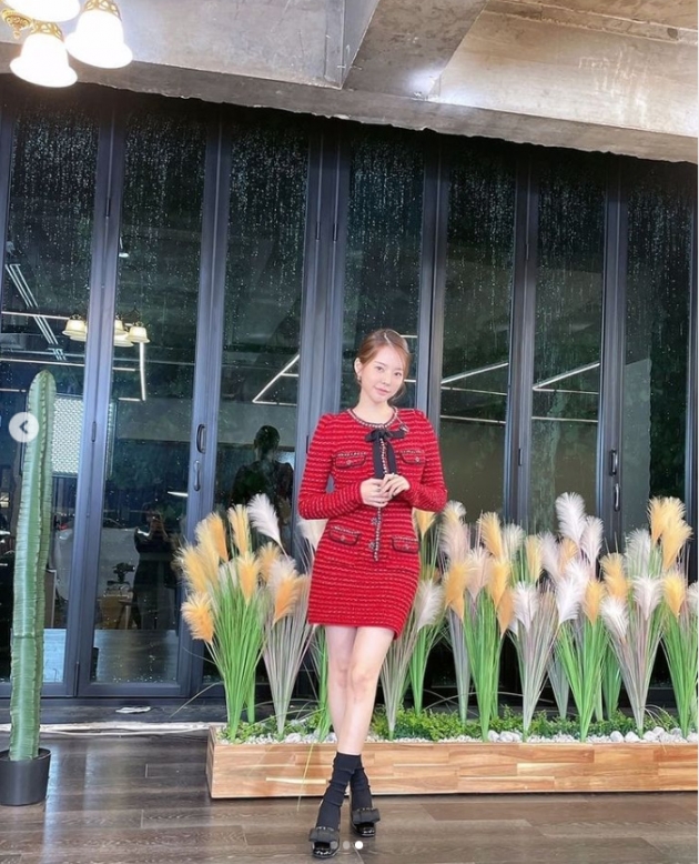 Sunny, a member of the group Girls Generation, reported on the current situation.Sunny posted several photos on her instagram on the 4th, along with an article entitled Blessed if you laugh for a long time ..#comingsoon.In the open photo, Sunny is standing in front of the camera wearing a red tweed dress and smiling.Meanwhile, Sunny is currently appearing in Kim Shin-young, Yui, Choi Yoo-jung and iHQs own entertainment program Spy Sea Girls.Photo: Sunny SNS in Girls Generation