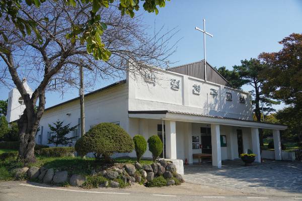 에드워드 모펫(한국명 부영발) 신부가 인천 옹진군 백령도에 1960년 세운 백령성당이 지난달 말 단아한 자태를 드러내고 있다. 부 신부는 이곳에 병원 고아원 양로원 결핵병동 등을 세워 주민들에게 ‘섬의 아버지’로 칭송받았다.