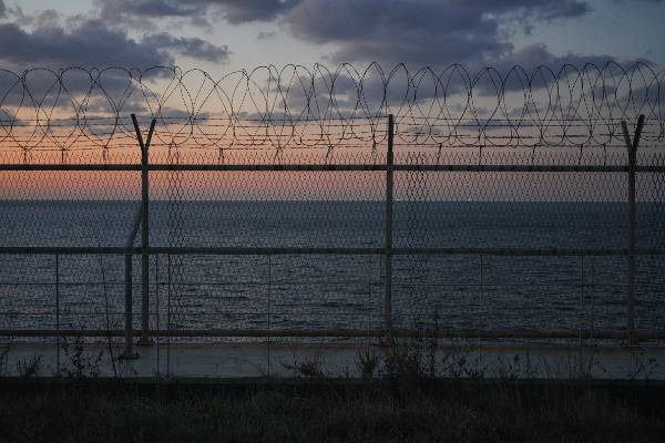 백령도는 활주로로 사용된 사곶 해변, 자갈이 콩알만 한 콩돌 해변, 수백년 된 연화리 무궁화나무, 점박이물범, 기암괴석의 두무진 등 천연기념물과 명승이 여럿 있지만 해안의 상당 부분에 철책이 세워져 접근이 통제돼 있다. 사진은 백령도 해안 철책.