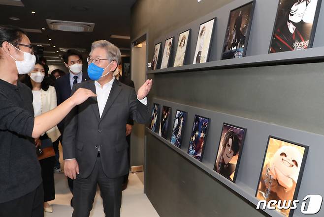(부천=뉴스1) 국회사진취재단 = 이재명 더불어민주당 대선후보가 3일 경기도 부천시 부천테크노밸리 U1센터에서 열린 ‘K-웹툰의 역사를 다시 쓰는 웹툰작가들과 만나다’ 간담회에 참석해 웹툰 작업 공간을 둘러보고 있다. 2021.11.3/뉴스1