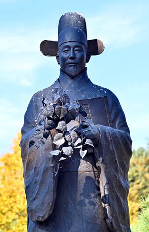 원주 간현리의 조엄 묘 주변에 세워진 동상. 조엄은 일본에서 고구마를 들여와 굶주린 백성을 구했다.