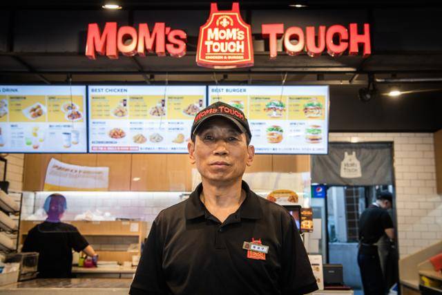 지난달 27일, 서울 동작구 맘스터치 상도역점에서 만난 점주 황씨. 황씨는 매일 점심시간대쯤 매장으로 출근해, 매장이 문을 닫는 오후 11시까지 가게를 지킨다. 야간 시간에는 주로 배달주문이라 황씨 혼자서 주문을 받고 햄버거를 만든다. 하루 평균 9, 10시간씩 일한다. 쉬는 날은 거의 없다.