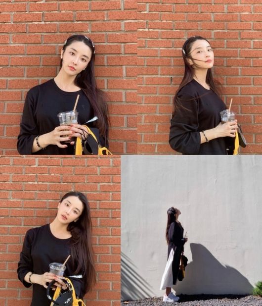 Actor Jung Yu-mi showed off her neat beauty.Jung Yu-mi posted several photos on his personal instagram on the 5th with an article entitled Do not eat your hair.Jung Yu-mi in the public photo is a long dress that comes down to the ankle with light makeup and pure visuals.Jung Yu-mi boasts perfect beauty without humiliation even in a hairstyle that sweeps all of her hair with a headband, and it adds a pictorial atmosphere to the wind with naturally scattered hair.Meanwhile, Jung Yu-mi has been collecting topics with Kangta since 2020.Jung Yu-mi SNS