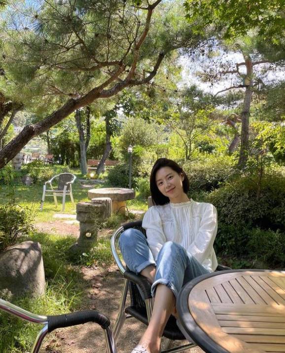 Park Soo-jin, an actor from Sugar, has released his current status in five months.Park Soo-jin posted a photo on his instagram on the 4th without comment.Park Soo-jin in the public photo is staring at the camera wearing a white blouse and jeans. Park Soo-jin is attracting attention with his unchanging innocent visuals.Park Soo-jin married Hallyu star Bae Yong-joon in July 2015, and had one male and one female.Photo Park Soo-jin Instagram