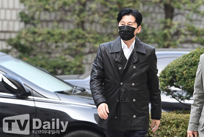 The first trial of former YG Entertainment representative Yang Hyun-suk, who was indicted on charges of Drug Susa Muma of the group icon former member Mamdouh Elsbiay, was held.On May 5, the 23rd Division of the Criminal Settlement of the Seoul Central District Court conducted the first trial on charges of violating the law on the punishment of specific crimes by Yang Hyun-suk (Blackmail – Cinémix Par Chloé).Yang Hyun-suk is accused of Blackmail – Cinémix Par Chloé to let aspiring singer Han Seo-hee, who accused YG Entertainment entertainer Mamdouh Elsbiay of buying Drug, change his statement in Police.On that day, Yang Hyun-suk entered the courtroom to avoid reporters.Yang Hyun-suk is accused of having been informed that Whistle Blower Han Seo-hee had told Police that Kim Han-bins drug had been reported, and of having ordered Han Seo-hee to be called to YG office to overturn the statement.In particular, the charge of blackmail - Cinémix Par Chloé by hierarchy was added, saying, It is not a job to kill one in the entertainment industry.In response, Yang Hyun-suk The Attorney denied all charges and pleaded not guilty.Yang Hyun-suk is right to meet Han but not Blackmail – Cinémix Par Chloé or any coercion; Yang Hyun-suk agreed.Earlier, Whistle Blower Han was also accused of violating the Drug Control Act in 2016.Police, who was the first Susa to Mr. Han at the time, attended Innocent Witness.Innocent Witness said that Han had been caught in the context of trading Drug with Mamdouh Elsbiay on social media at the time.Also, this Police said, When I asked Mr. Han about the transaction contents, he said, I can not report that part.If that happens, you can not live in Korea, and you may not be able to put your foot on the entertainment industry.I was called to the YG official and told me that if I did a drug deal with YG people, I would kill the rat without knowing the rats and birds.A phone transcript of Han Seo-hee and Innocent Witness in 2019 was also released.According to the transcript, Innocent Witness persuaded Han Seo-hee to interview one media outlet.Innocent Witness said, At that time, Han Seo-hee said, Yang Hyun-suk would have shut up if he gave 500 million won, and Yang Hyun-suk would be ruined.I said, I hate you, he added.Since then, confirmation of facts such as Han Seo-hees arrest Sigi and release Sigi has been carried out, and it was confirmed that Han Seo-hee reversed Mamdouh Elsbiays statement about Drug in the third investigation after his release.Yang Hyun-suk The Attorney wrote in a counter-newspaper: I think I have a mixed memory of Innocent Witness (Mr. Han).There are many things that are not in the report, and it seems that the relationship is confused. He also pointed out that Han had hemp even before his arrest, pointing out the statement of Innocent Witness that Han was not drunk on Drug.The next Trial takes place on December 6; the day will be followed by a series of opposition newspapers by Yang Hyun-suk The Attorney.The two sides are continuing their workshops sharply, and attention is focused on the next Trial.