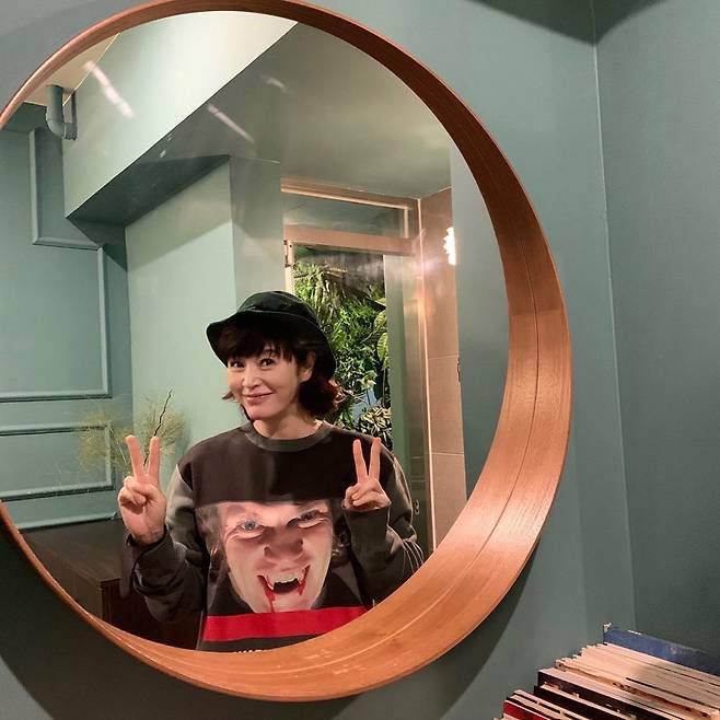 On the afternoon of the 5th, Kim Hye-soo posted a picture of Malcolm McDowell in his instagram wearing a printed dress in Stanley Kubricks movie Clockwork Orange.Kim Hye-soo in the public photo is looking at the mirror with a V in both hands, and his smile is in contrast to Malcolm McDowells face.Many actors such as Lee Tae-ran, Park Kyoung-Hye, and Park Jun-myeon who encountered this commented on their admiration.Meanwhile, Kim Hye-soo, who was born in 1970 and is 51 years old, has recently finished filming the movie Smuggling and will appear in the Netflix original series Boy Judge.Photo: Kim Hye-soo Instagram
