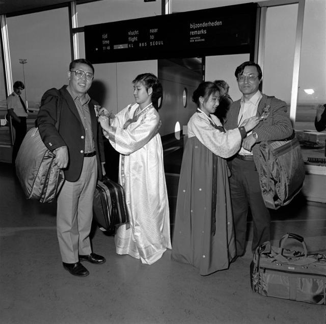 1984년 10월 30일 네덜란드 암스테르담-서울 항공편 첫 취항일에 암스테르담 스키폴 국제공항에서 찍은 기념사진. KLM 제공