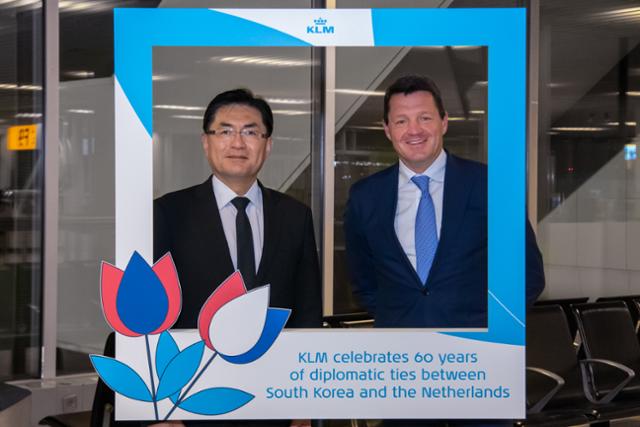 피터 앨버스(오른쪽) KLM항공 최고경영자(CEO)와 정연두 주네덜란드 한국 대사가 1일(현지시간) 네덜란드 암스테르담 스키폴국제공항에서 열린 '한국-네덜란드 수교 60주년 기념행사'에 참석해 기념사진을 촬영하고 있다. KLM 제공