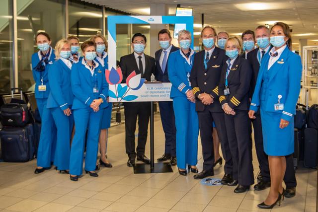 피터 앨버스(사각형 틀 안 오른쪽) KLM항공 최고경영자(CEO)와 정연두(사각형 틀 안 왼쪽) 주네덜란드 한국 대사가 1일(현지시간) 네덜란드 암스테르담 스키폴국제공항에서 열린 '한국-네덜란드 수교 60주년 기념행사'에 참석해 KLM 파일럿, 승무원들과 기념사진을 촬영하고 있다. KLM 제공