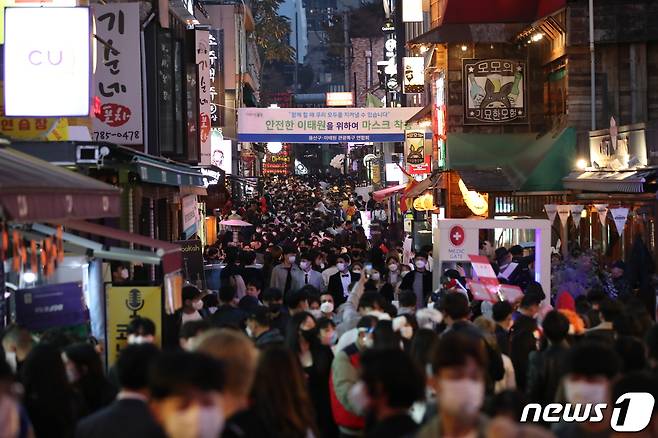 지난달 31일 오후 서울 이태원 거리가 시민들로 북적이고 있다. 2021.10.31/뉴스1 © News1 박지혜 기자