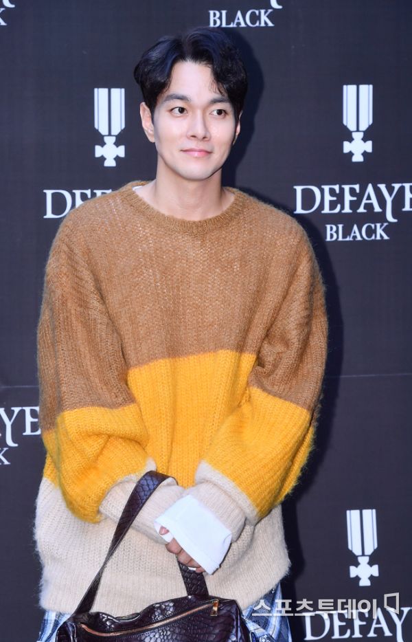 Actor Kyu-han Lee, who was loved by the public through entertainment programs and various works, reported on getting off Drama for the reasons of his personal injury.The public was shocked by the fact that he was active in the first half of this year and seemed to be in the process of stopping his activities by organizing all of his SNS.On May 5, SBS Drama Again My Life announced that Kyu-han Lee got off for the reasons of his personal injury.Again My Life, which is scheduled to be broadcast in the first half of next year, is a work that depicts the cider punishment that depicts the absolute evil judgment of the prosecutor who took the opportunity to reset life at the threshold of the underworld after being killed unfairly.Kyu-han Lee was originally scheduled to star as genius prosecutor Lee Min-soo.JTBC Drama Green Mothers Sams Club also reported on the departure of Kyu-han Lee.Kyu-han Lee gets off at Drama for personal reasons, the Green Mothers Sams Club said.Green Mothers Sams Club is a drama depicting the dangerous relationship between the elementary community and the local parents.This was also scheduled to be broadcast in the first half of next year, as was Again My Life.The public was in a great shock to the news of Kyu-han Lee, who announced his departure from the two works.Fans raised their voices of concern in his position, which he said was personal reason without explaining any reason.In particular, a few days after announcing the news of getting off, Kyu-han Lee deleted all of his SNS posts and seemed to hide his tracks.Fans are worried that something serious has happened, referring to the post in April, which was the last SNS post of Kyu-han Lee.In April, Kyu-han Lee wrote on his SNS 2021. It is still early, but everything is the worst. Work, situation, people, story.There is a growing opinion that the difficulties in the first half of the year seem to continue in the second half of the year.Meanwhile, Kyu-han Lee made his debut in 1998 with Drama Love and Success, appearing in Drama My Name is Kim Sam Soon, Kesera Sera and You Smile.The latest is Sir, dont wear that lipstick.