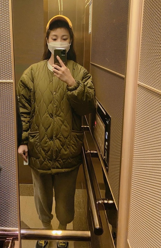 Ahn Hye-Kyung posted a picture on his personal instagram on the 9th with an article entitled I am dressed in everyday clothes these days.The photo shows Ahn Hye-Kyung, who takes a picture of himself in an elevator mirror.Ahn Hye-Kyung is comfortable wearing a Nubim jumper and training pants. In another photo, he reveals his natural routine in a two-man T-shirt.Meanwhile, Ahn Hye-Kyung is appearing on the SBS entertainment program The Beating Girls.Photo: Ahn Hye-Kyung Instagram