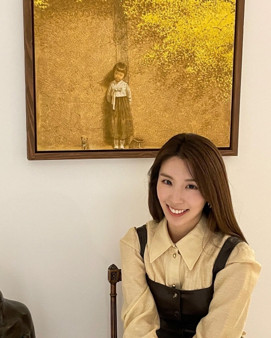 On Tuesday, Yonji Ham posted several photos on Instagram.Yonji Ham in the picture is smiling brightly.The netizens responded that they were beautiful, autumn woman, pretty, girls age resembles Seo Hyun.Yonji Ham, the eldest daughter of Ottogi Ham Young-joon, is a musical actor and YouTuber.Yonji Ham was cast as the main character in the Korean dubbing version of Walt Disney Pictures fantasy musical adventure Encanto: Magical World.Photo: Yonji Ham Instagram