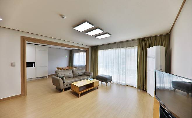 부영그룹이 운영하는 전북 무주군 ‘무주 덕유산리조트 가족호텔’이 전면 리모델링을 마치고 손님 맞이에 나선다. 사진은 리모델링 이후 객실 모습. (사진=부영그룹)