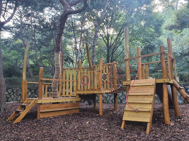 서울 중구 약수동 응봉근린공원에 새롭게 조성된 어린이 놀이터.(중구 제공)© 뉴스1