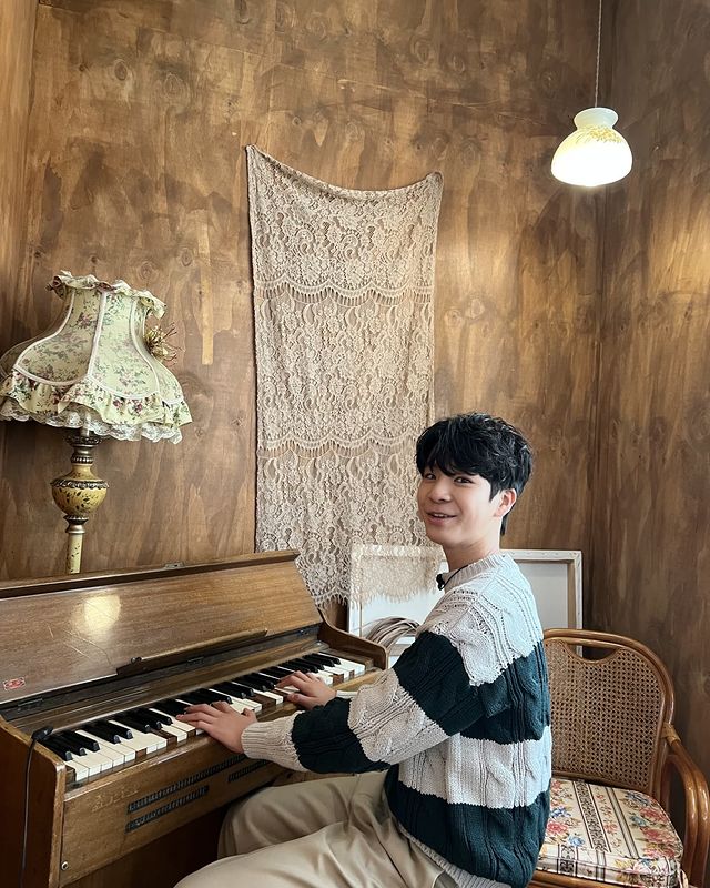 Singer Jung Dong-won transformed into The PianistJung Dong-won posted two photos on his personal instagram on the 10th.Jung Dong-won, wearing knit and slacks in the public photos, is taking a self-portrait in a playful manner.In another photo, Jung Dong-won is sitting in front of the piano and posing as if playing the piano.The fans who saw this responded such as I like clothes and piano well and I wonder about piano skills.iMBC  Photo Source Jung Dong-won Instagram