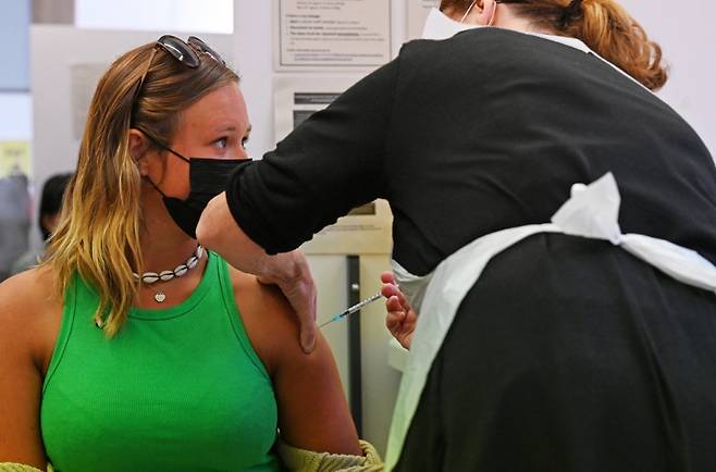 한 미국 시민이 코로나19 백신을 맞고 있다. /사진=AFP