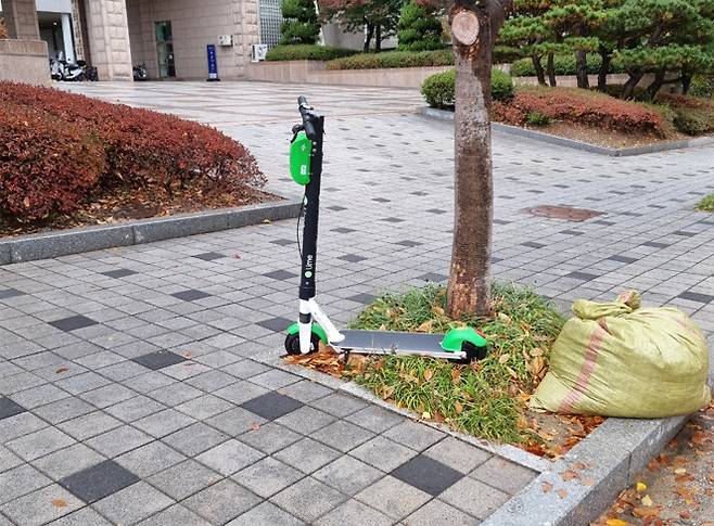 서울 한 대학의 인도에 킥보드가 무단 방치돼 있다. 김지헌 기자
