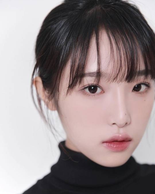IZ*ONE native Choi Ye-na has released a new profile photo.Choi Ye-na posted a profile photo of a pure image on her Instagram on the 11th with an article called New Profile.Choi Ye-na in the public photo boasted a neat charm with a neatly tied hairstyle and a sleeveless turtleneck knit.He showed off his pure beauty with clean porcelain skin without clear eyes and dullness.Meanwhile, Choi Ye-na is appearing on MBC entertainment program Game of Blood.