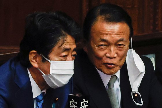 10일 일본 국회에서 아베 전 총리(왼쪽)와 아소 부총리가 대화를 하고 있다. [로이터=연합뉴스]