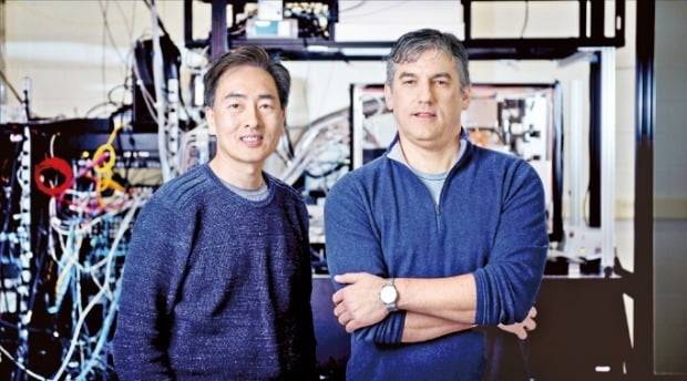 아이온큐를 설립한 김정상 미국 듀크대 전자컴퓨터공학과 교수(왼쪽)와 크리스토퍼 먼로 메릴랜드대 물리학과 교수. /아이온큐 제공