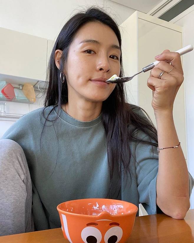 Kahi, a former group after school, unveiled a healthy diet.On November 11, Kahi wrote on his personal Instagram account, How to eat the greek that my friend told me: olive oil, salt and pepper in greek.It is a little absurd to hear ... I feel really healthy because I eat a lot of olive oil in my homemade yugurtland every morning. I always live as a health evangelist, and I am grateful that you are a health evangelist.The photo, which was released together, showed Kahi eating Yogurtland, who showed off her modest charm without a toilet.Kahi, meanwhile, married a businessman in 2016 and has two sons under his belt; he is now living in Bali with his family and recently reported his arrival.