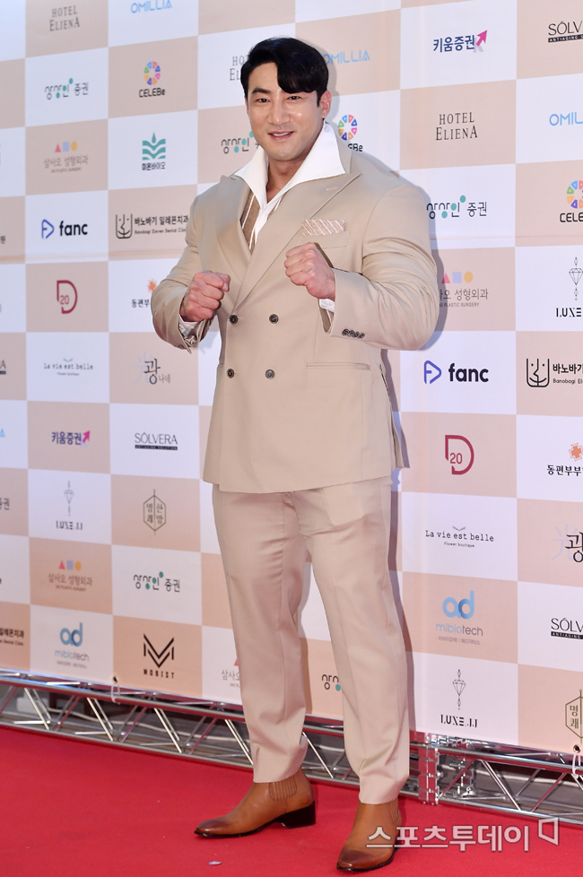 Health trainer Hwang Chul-soon attends the photo wall event of the 10-person Award Ceremony for Korea held at the Eleanor Hotel in Nonhyeon-dong, Seoul on November 11.