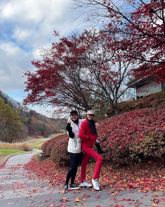 Oh Yoon-ah posted a picture on his instagram on the 10th with an article entitled # Autumn Autumn.Oh Yoon-ah in the public photo poses at Golf course with his best friend Actor Uhm Ji-won.In particular, Oh Yoon-ah boasted an extraordinary fashion sense, digesting an intense all-RED look, and the warm current situation of the two people attracted the attention of viewers.Meanwhile, Oh Yoon-ah is raising a son alone after her divorce from her husband in 2015, returning to the screen with the latest film How: Relax.JTBC is cast in the new drama Flying Butterfly and continues to be active.Photo: Oh Yoon-ah Instagram