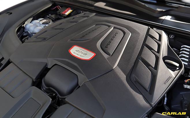 650마력, 86.7kgm를 발휘하는 4리터 V8 트윈터보 엔진