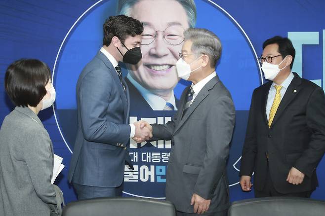 더불어민주당 이재명 대선 후보(오른쪽 두번째)가 12일 서울 여의도 중앙당사에서 존 오소프 미 상원의원을 접견, 악수하고 있다. (사진= 국회사진기자단)