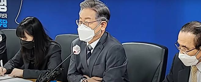 이재명 더불어민주당 대선 후보가 12일 존 오소프 미 상원의원을 만나 발언하고 있다. /유튜브 캡처