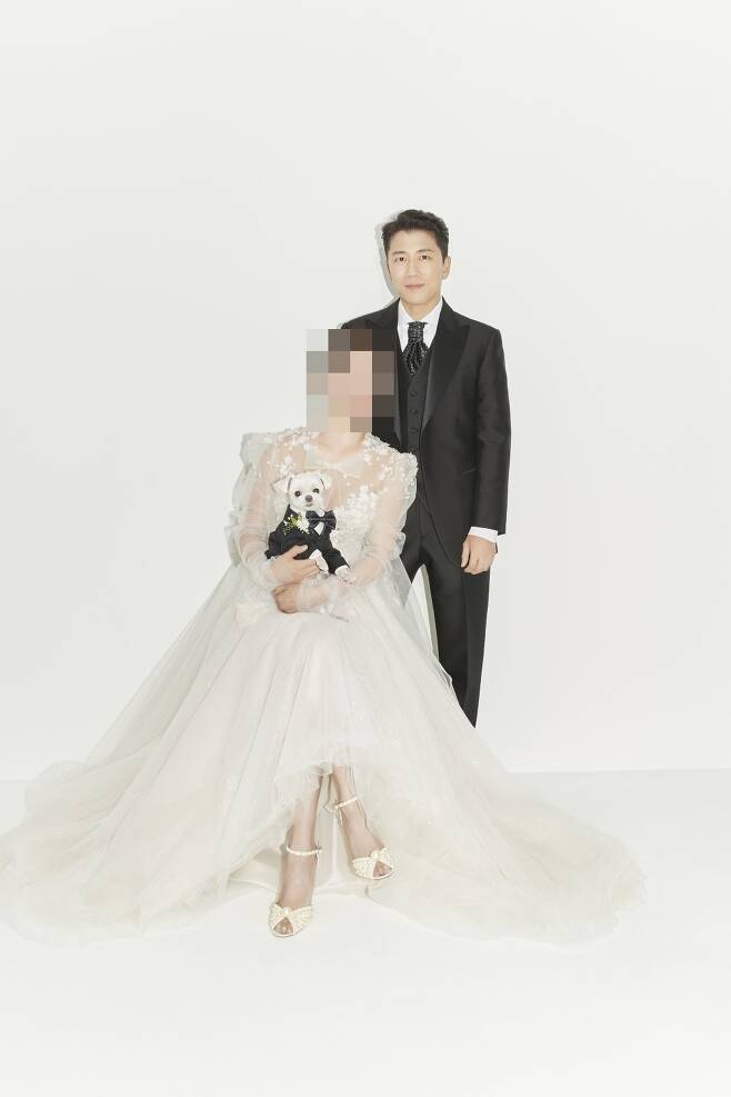 A wedding invitation for Techs Kies Jang Su won has been released.According to the wedding invitation of Jang Su won obtained on November 12, Jang Su won will hold a marriage ceremony at a wedding hall in Yeoksam-dong, Gangnam-gu, Seoul on the afternoon of the 14th.The marriage ceremony will be held privately in the aftermath of Corona 19, with only family members and close acquaintances invited.In the wedding invitation, the two people say, The woman who is laughing, the man who is warm and caring. I want to spend my life together with our fate.Please bless us with a precious step in this place where we are one. I will live beautifully. In the public wedding photos, they are wearing a variety of costumes such as All Black, All White, Black and White, and uniform concept, and are bringing out couple chemistry.Jang Su wons bride-to-be is known as a stylist one year old.Jang Su won expressed his affection for the bride in June, saying, I met someone who wanted to share and understand each other and look at the same place for a lifetime.