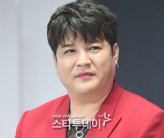 On the 12th, an official of SJ Ravel said, Shindong is under self-pricing after receiving a COVID-19 tested positive judgment on the 11th.Shindong was classified as the first contact of the COVID-19 tested positive person, and the PCR test was conducted on the 10th and the final tested positive was judged on the 11th.Shindong was ahead of additional Inoculation (booster shot) next week after the Janssen Pharmaceuticals vaccine Inoculation, according to officials.It was tested positive for corona for breaking infection.The Central Anti-Disaster Headquarters (Bangdaebon) started booster shots on Janssen Pharmaceuticals vaccine Inoculators from the 8th.Booster shots mean that the vaccine is inoculated again after a certain period of time to reinforce the preventive effect after inoculation according to the number of recommendations by vaccine.According to a study published by US researchers, the prevention effect of Janssen Pharmaceuticals vaccine has plummeted from 88% to 3% in five months after inoculation.As a result of the study that break-through cases occur steadily and immunity decreases rapidly, Korea is in the process of booster shots for Janssen Pharmaceuticals Inoculation.On the other hand, the possibility of spreading chains at broadcasting prices is low in relation to Shindongs COVID-19 tested positive.Most of the other cast members of the entertainment program, such as JTBC Men on a Mission, did not overlap with the Copper wire, and it was confirmed that the Copper wire did not overlap with the Super Junior members.