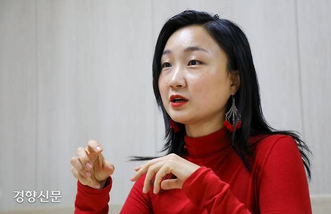 이슬아 작가는 활동영역이 넓어지면서 지난여름 뮤지션 강산에, 장기하, 오혁 등이 소속된 두루두루아티스트컴퍼니에 들어갔다. 이 작가는 “그동안 작사·작곡한 곡들을 중심으로 내년에 음반 발매를 계획하고 있다”고 말했다. 이석우 기자