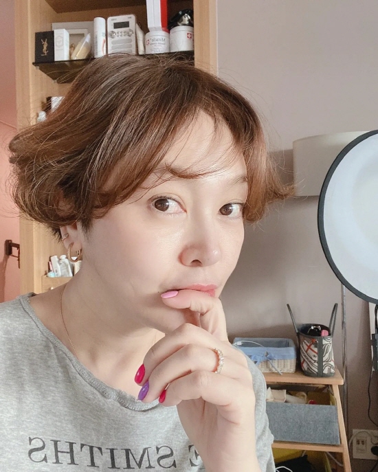On the 13th, Lee Seung-yeon said to the Instagram, Its brilliant on Saturday morning.I am more pleased and grateful than I am, and as always, I have posted several photos with the article If you go around the corner of the alley, another story will wait and another corner will come and what gifts will be waiting for you.The gift is our story that has been filled Moy Yat like a lotto, a lotto, a position, a nomination, a nose needle, and I believe that ordinary daily days will be a miracle.I will be able to get back to all the better things because I have a beautiful heart that you gave me. It is more valuable because you gave me pure without paying. Lee Seung-yeon is taking a selfie with a smile. The cute dog is also noticeable.Lee Seung-yeon married a Korean-American businessman and had a daughter.Photo: Lee Seung-yeon Instagram