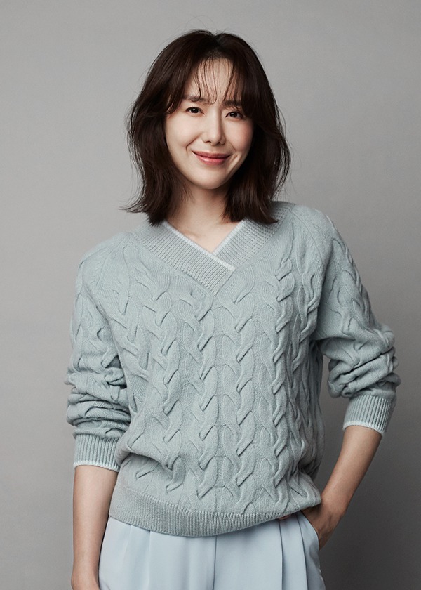 Actor Yoon Jeong-hee, who stopped performing in the entertainment industry after a secret marriage, returned after seven years, via SBSs new gilt drama Now, Im Breaking Up (hereinafter referred to as Jihejung).He finished his successful return ceremony with an elegant and intellectual atmosphere that made him forget the long gap even in a short appearance.Yoon Jin-hee first appeared as a high-quality Celeb and Hills Department Store executive director, Sinyujeong (Yoon Jin-hee), in the second episode of Jihejung broadcast on the 13th.On this day, Sinyujeong attended the launch show of the 30th anniversary of the founding of The One, and attracted attention with an unreachable aura.Then, at the show, he gazed at Ha Young-eun (Song Hye-kyo) with a sick eye and said to Yoon Jae-guk, Do not you know who Ha Young-eun is?I gave a meaningful word, and I was curious and nervous.Yoon Jin-hee showed a wide spectrum of acting, depicting the calm tone of emotion, which is not large, to the meaningful back.This is why applause was poured into the presence that overshadowed the seven-year vacancy.Especially, the reason why Yoon Jin-hees return is more welcome is because he is the first to stand in front of the public after hiding The Trace after marriage in 2015, when he was on a stardom with the drama Heavenly Lee (2005).In 2000, Yoon Jin-hee, a native of Miss Korea Gyeonggi-do, appeared in KBS Mountain Meeting - War of the Roses in 2003 and was attracted attention as a simple image. She was selected as the heroine of Im Sung-hans Heavenly.Since then, she has been active in dramas such as Happy Woman, Honor of Family, Laughing Mom, Delicious Life, and The eldest son. She has been nicknamed Queen of Tears .Yoon Jin-hee, who did so, disappeared the drama after the elderly and later got married in May 2015 in Bali.My husband is a six-year-old non-entertainer, and is not known except that he has a warm and understanding personality.First in 2017, Yoon Jin-hee, who is known to have given birth to the second child in 2019, has been told that he has temporarily retired from the entertainment industry as he lives as a normal housewife with all his privacy thoroughly secret.However, Yoon Jin-hee signed an exclusive contract with the Surbream Artist Agency last year to announce his plan to return.And as his first return, he chose Song Hye-kyo and Jang Ki-yong as Jihejung.Yoon Jin-hee, who returned as a husbands wife and mother of two children, is focused on his performance in Jihejung.