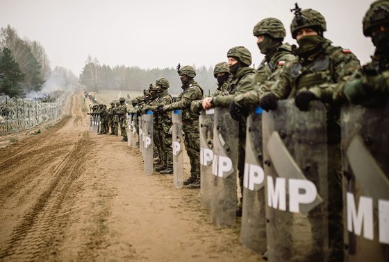 난민 수천명이 몰린 폴란드와 벨라루스의 국경 지대에서 폴란드 군인들이 경비를 서고 있다. [EPA+연합뉴스]
