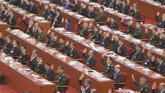 중국 공산당 회의에서 거수하는 중앙위원들. 중국 공산당 중앙위는 3차 역사 결의를 만장일치로 채택했다.