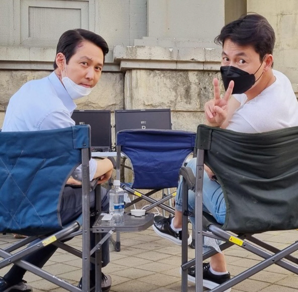 Chungmuros best superstar, Lee Jung-jae, who does not need words, has finished filming for six months with Jung Woo-sungs coincident Hunt.Hunt (Co., Ltd.) and Mani Pictures, Inc., and Megabox Central (Co. Ltd. PlusM distribution) said on the 14th, We cranked up after six months of filming, which was full of hot passion, on the 13th.Hunt is a work that has appeared together in 22 years since Chungmuros best star and representative best friend Lee Jung-jae and Jung Woo-sung were their first meeting, Sun is not there (1999), and it has been very anticipated before shooting.Hunt is an intelligence action drama in which Angibu agents Park Pyeong-ho and Kim also (Jung Woo-sung) chase the South Korean spy general and face a huge truth. Mani Pictures, who has been introducing well-made action and noir films such as Don, Packard, Asura Lee Jung-jae and Jung Woo-sungs agency and production company The Artist Studio are working together to produce the work, so the expectation is higher about the perfection.Lee Jung-jae will play the role of Park Pyeong-ho, the first team leader of the Angibu 1 team with 13 years of experience and extraordinary information in the play, and will show the aspect of a sophisticated and cool character. Jung Woo-sung is the second team leader of the Angibu with full passion and bold judgment. It gives a strong tension.On the other hand, in addition to Jung Woo-sung and Lee Jung-jae, the top-trend actor Huh Sung-tae, who has once worked with Lee Jung-jae in the Squid Game, He played the role of Sung.The new Yoon Jung, who is attracting attention through the Netflix original series Sweet Home and Health Teacher Ahn Eun Young, will perform his first screen ceremony as a student, Jo Yoo Jung, who is caught up in a huge event.Hunt will meet Audience next year after working later.