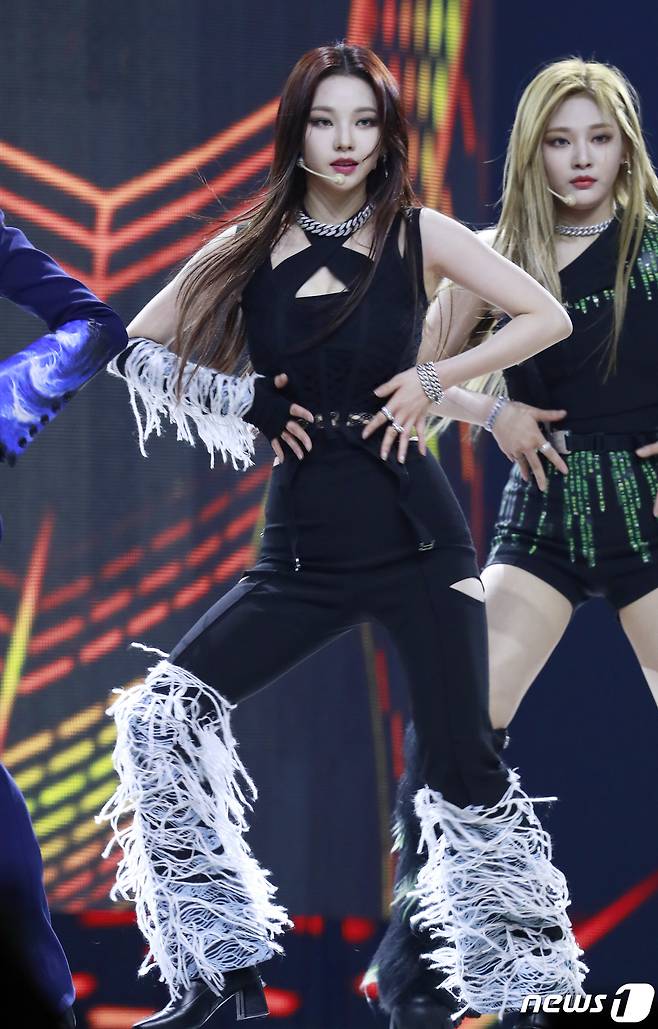 에스파(aespa) 카리나가 14일 경기도 고양시 킨텍스에서 열린 ‘2021 월드 케이팝 콘서트(한국문화축제)’에 출연해 화려한 무대를 선보이고 있다. 2021.11.14/뉴스1 © News1 권현진 기자