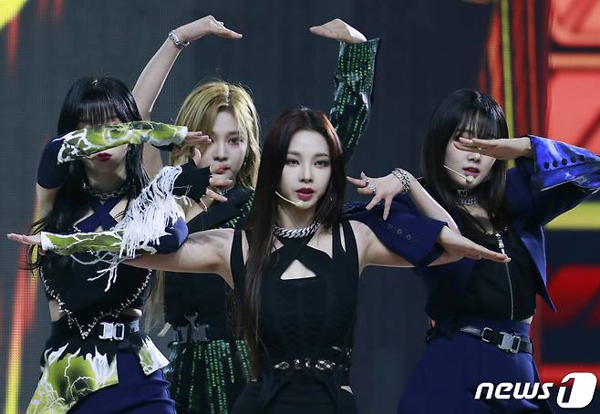 에스파 카리나(가운데)가 14일 경기도 고양시 킨텍스에서 열린 ‘2021 월드 케이팝 콘서트(한국문화축제)’에 출연해 멋진 공연을 선보이고 있다. © News1 권현진 기자