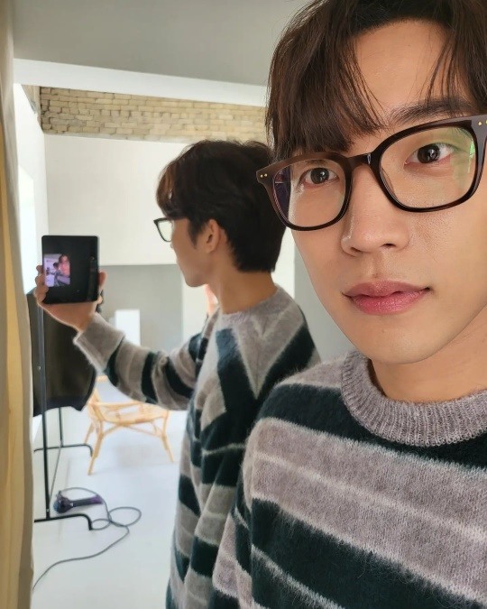 On the 16th, Lee Sang Yi posted a picture with his article Lee Sang Yi 4 through his Instagram account.Lee Sang Yi in the public photo is taking a picture of himself in a mirror; wearing glasses, he caught his eye with a warm visual.The fans who watched the post responded to many things such as Lee Sang Yi is not a death, but a death, It is so cute and It is wonderful.Meanwhile, Lee Sang Yi will meet with the audience in the musical Gentleman Guide: Love and Murder until February 20th.