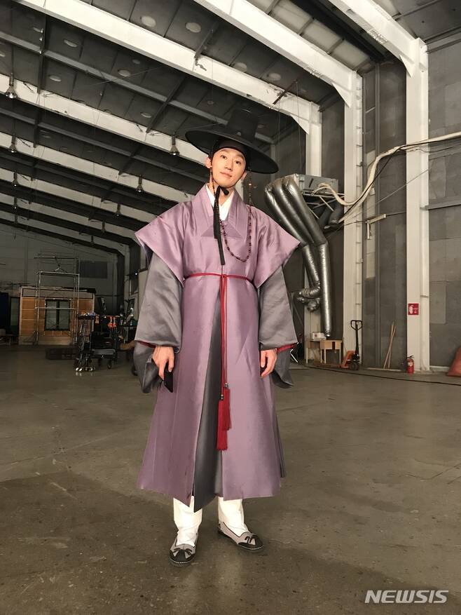 On the 16th, Wide S Company released a picture of The Best Condition.The best condition in the public photo is worn with fresh and coating neatly.The best condition in the play plays the role of Park Do-soo, a deficit of Park Seung (Information Seok), and plays the character who goes between I See a Dark Stranger and Sosio Pass.TVN 15th anniversary special plan monthly drama Essa and Joy is a Gyeongrang Comic Couple Investigation Show of gourmet Doryeong and Chosun Dynasty.The 4th will be broadcast on the 16th at 10:20 pm, 10 minutes ahead of the previous one.