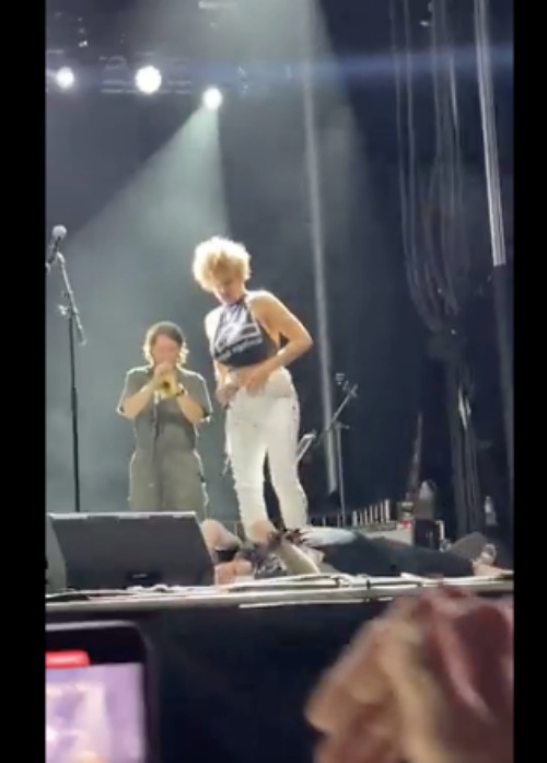 A female member of the American rock band turned online by acting bizarrely on the face of the audience on stage.According to foreign media reports including the New York City Post on the 15th (local time), the band Brass Against took the stage at the Welcome to Rocksville concert held in Daytona, Florida on the 13th.Brass Against is a cover band based in New York City.Member Sofia Kwon Yuristar, 36, said during the stage, I need to pee, but I cant go to the bathroom, and said it would be better to make her urine a show.And I do not have my man with a can on his head, he said, looking for someone to urinate.A man raised his hand in the crowd, and Kwon Yuristar called him on stage and ordered him to lie down, and began to actually pee on his face, where the can was placed on his forehead.The scene was filmed by the audience at the time and quickly spread online.Those who watched the video responded such as garbage, disgusting, crazy, devil, the world is ending, disgusting, both seem to have mental problems.Of course, Its the most punk rock Ive seen in a long time. Keep working. There was a response.Kwon Yuristar was reported to police for the performance.We have received complaints (about Kwon Yuristars performance) through the departments Facebook account and are investigating them, Daytona Beach Police said.Obscenity exposure could face up to a year in prison or a fine of up to $1,000, according to the local media.As the accusations grew, Brass Against told Official Twitter Inc: We had a great time last night at Welcome to Rocksville, but Sofia was taken aback.Thats not what we all expected, nor will we see it again on our show. Twitter Inc. Video captures, Brass Against Instagram